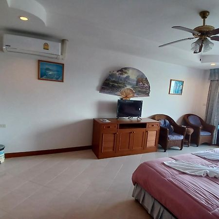 Aksarai Hotel Patong Bagian luar foto