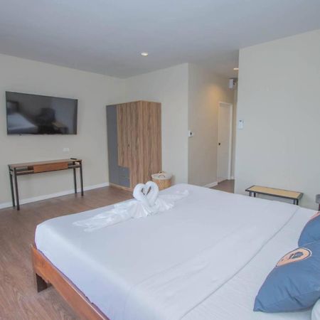 Aksarai Hotel Patong Bagian luar foto