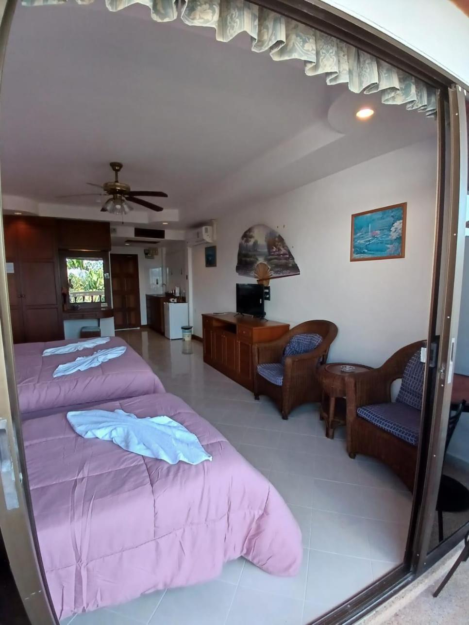Aksarai Hotel Patong Bagian luar foto