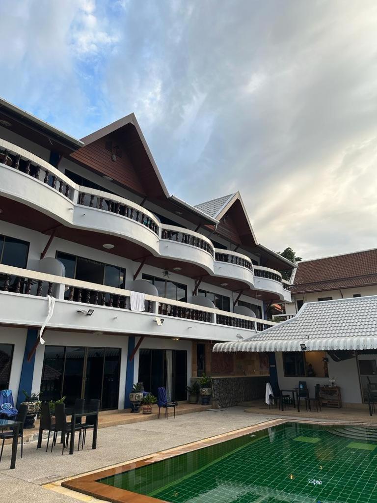 Aksarai Hotel Patong Bagian luar foto