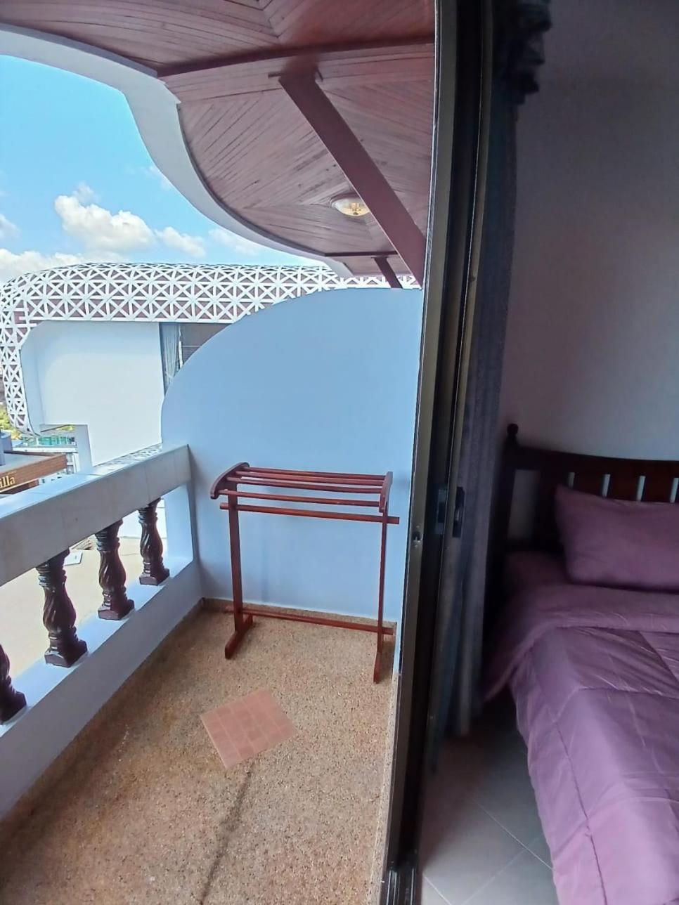 Aksarai Hotel Patong Bagian luar foto