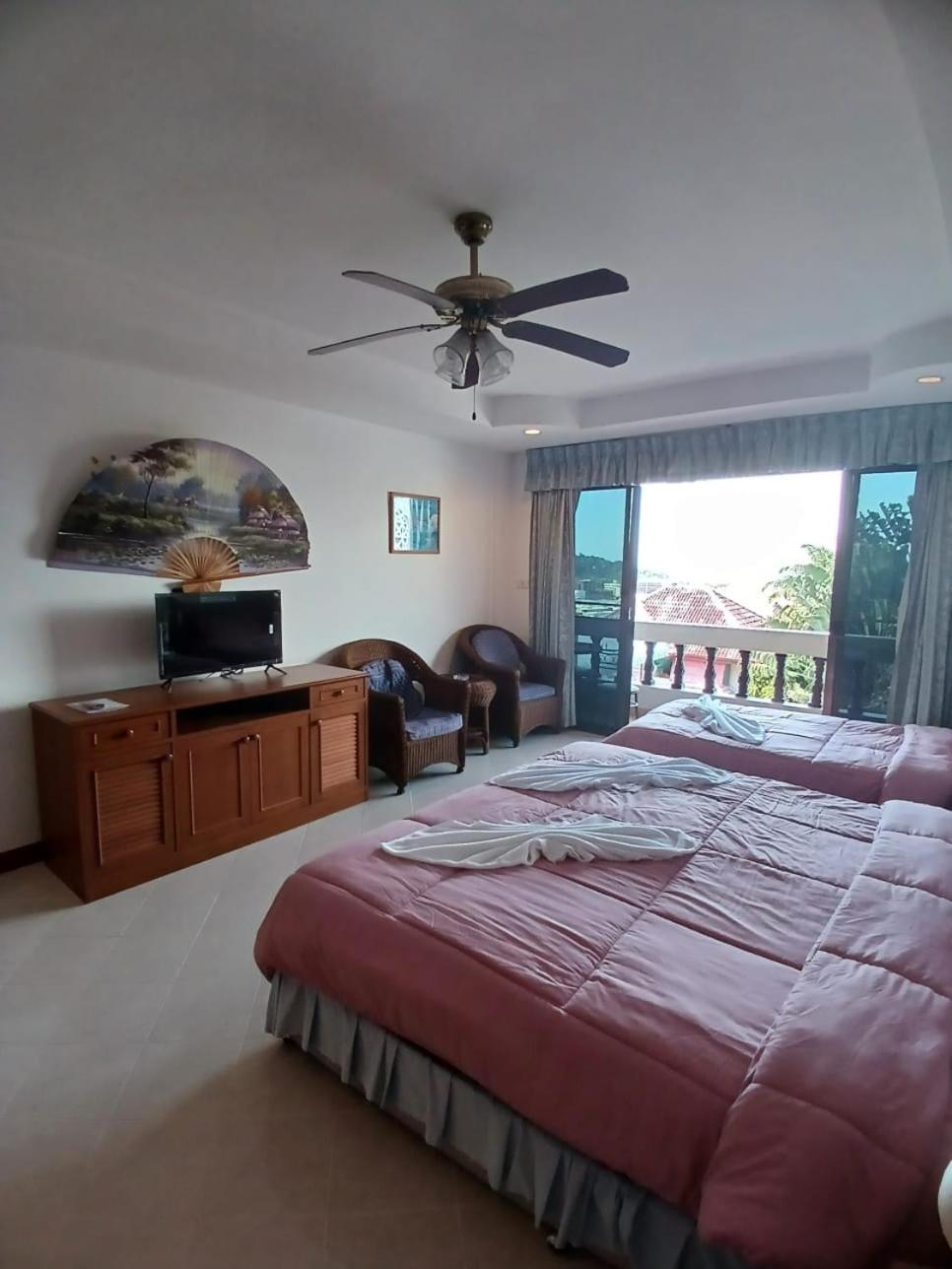 Aksarai Hotel Patong Bagian luar foto