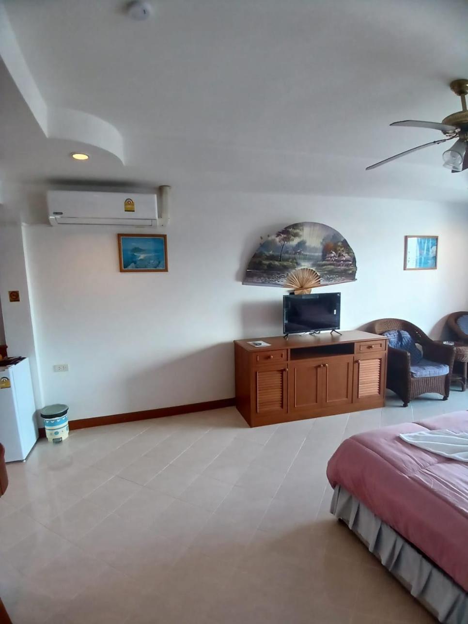 Aksarai Hotel Patong Bagian luar foto