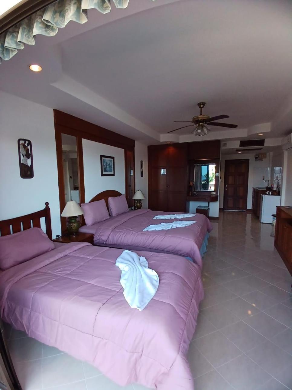 Aksarai Hotel Patong Bagian luar foto