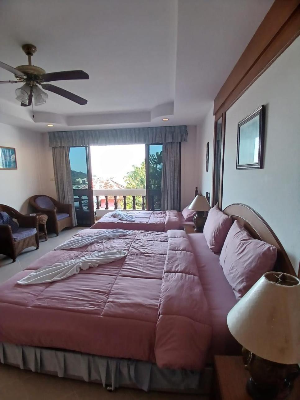 Aksarai Hotel Patong Bagian luar foto