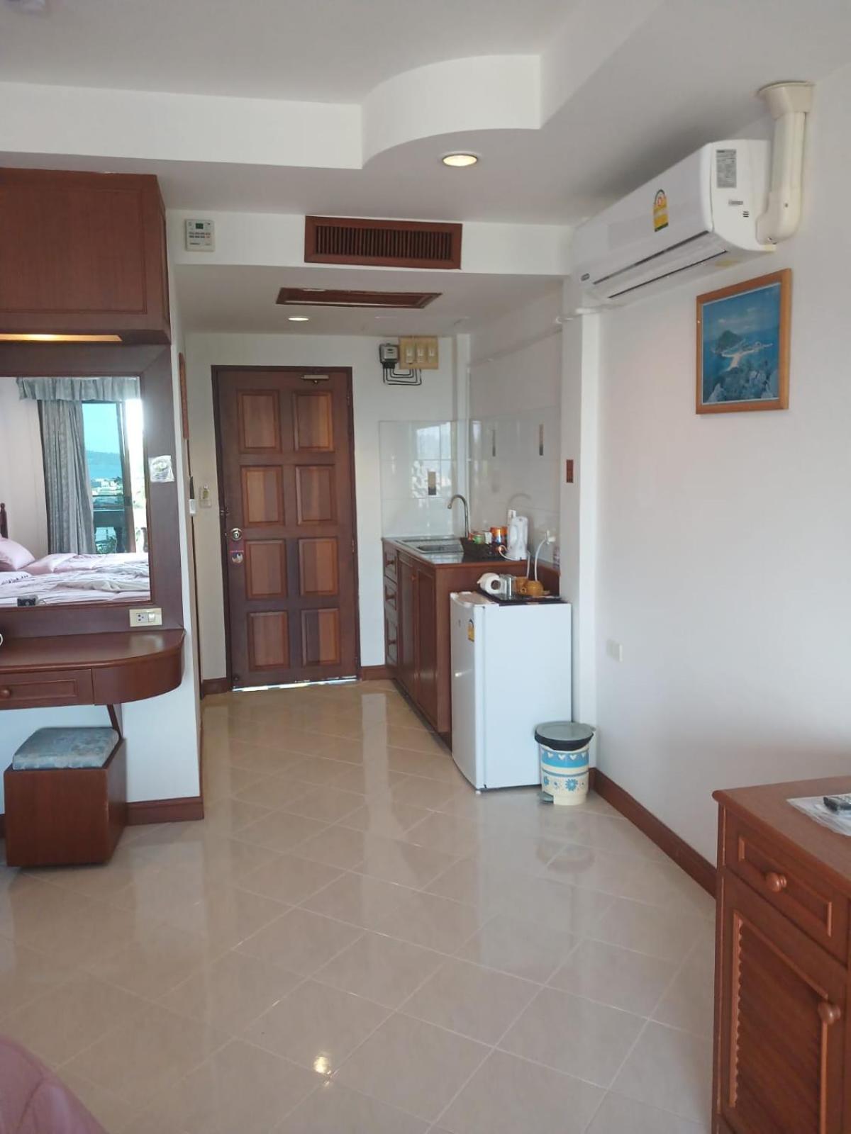 Aksarai Hotel Patong Bagian luar foto