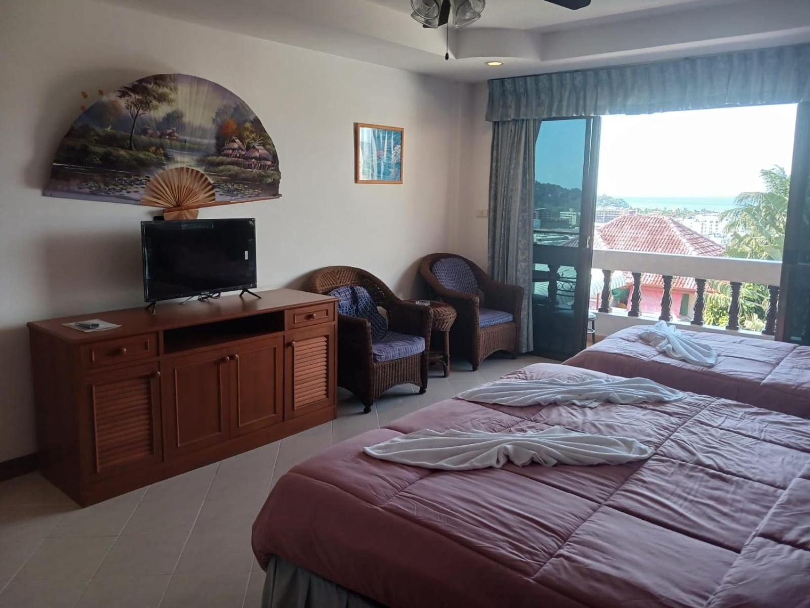 Aksarai Hotel Patong Bagian luar foto