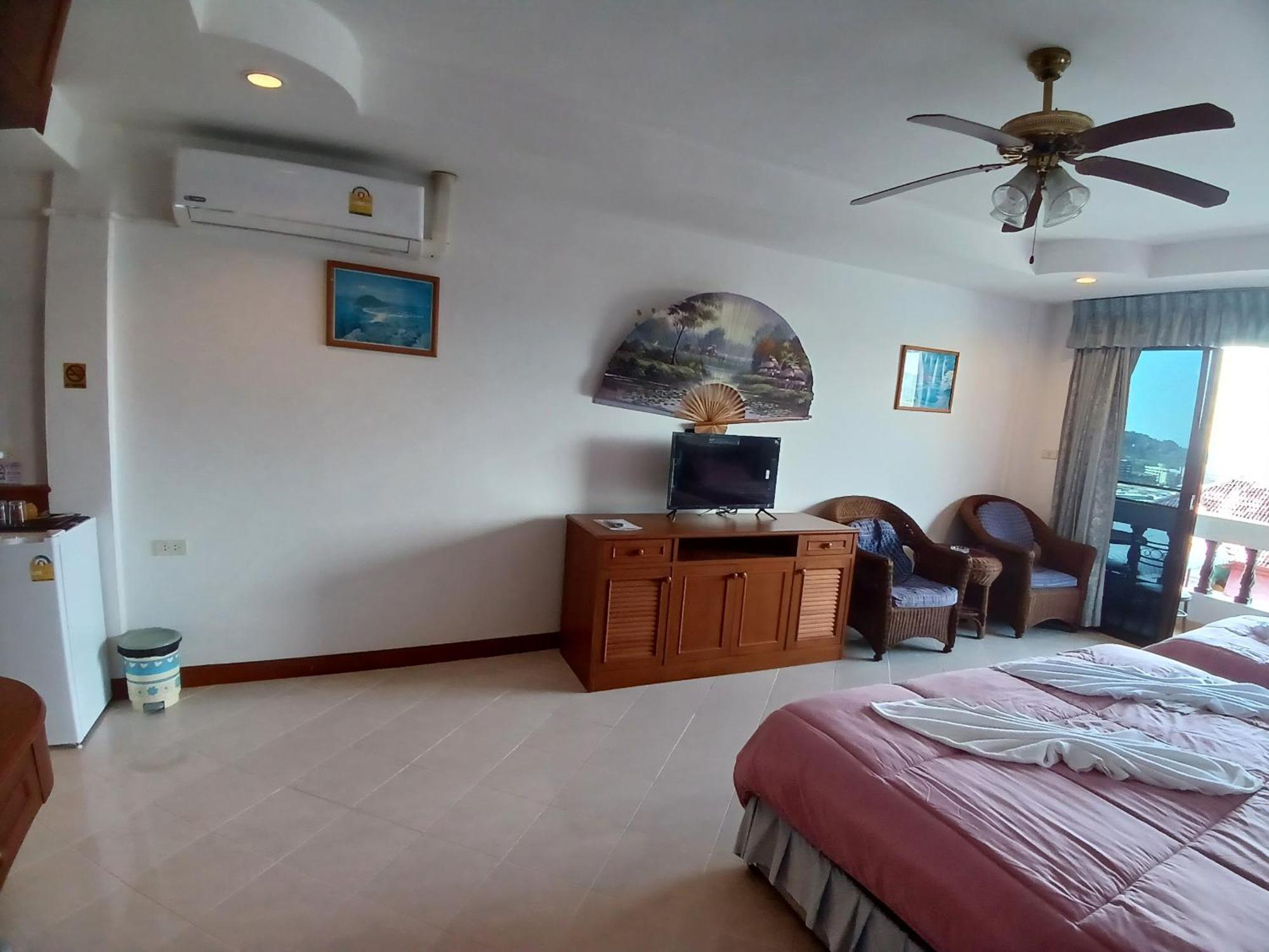 Aksarai Hotel Patong Bagian luar foto