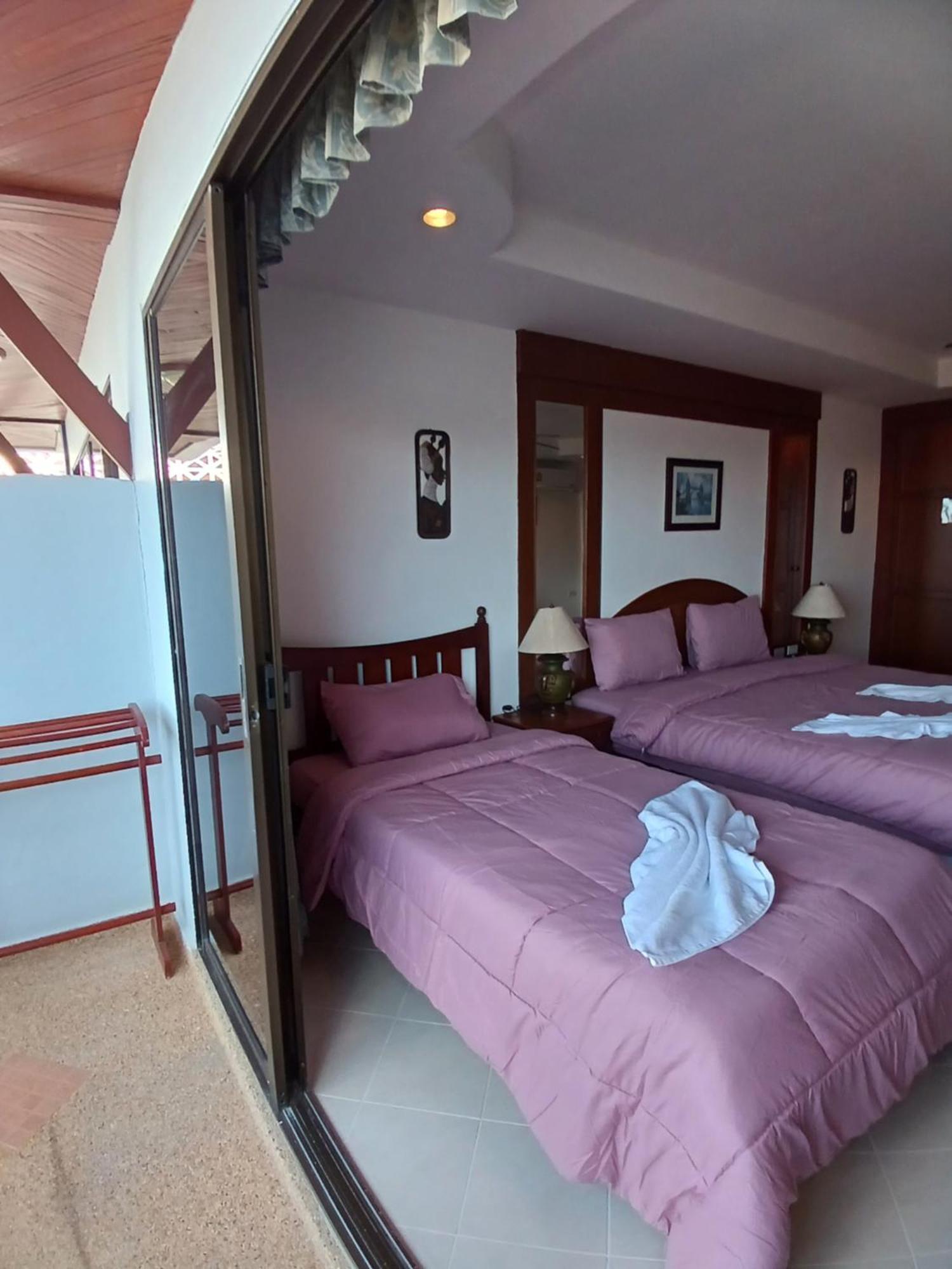 Aksarai Hotel Patong Bagian luar foto