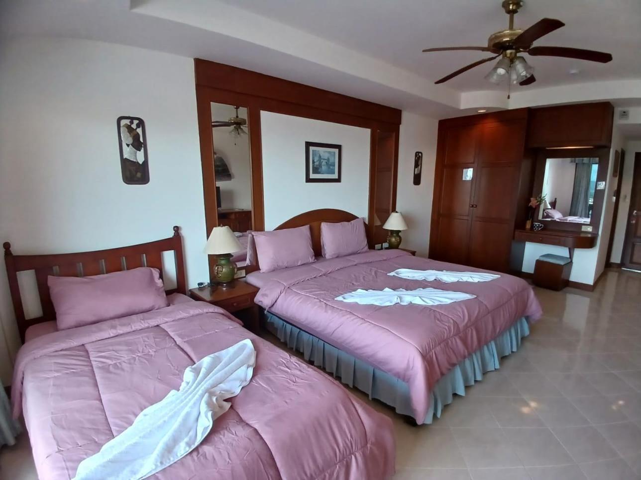 Aksarai Hotel Patong Bagian luar foto