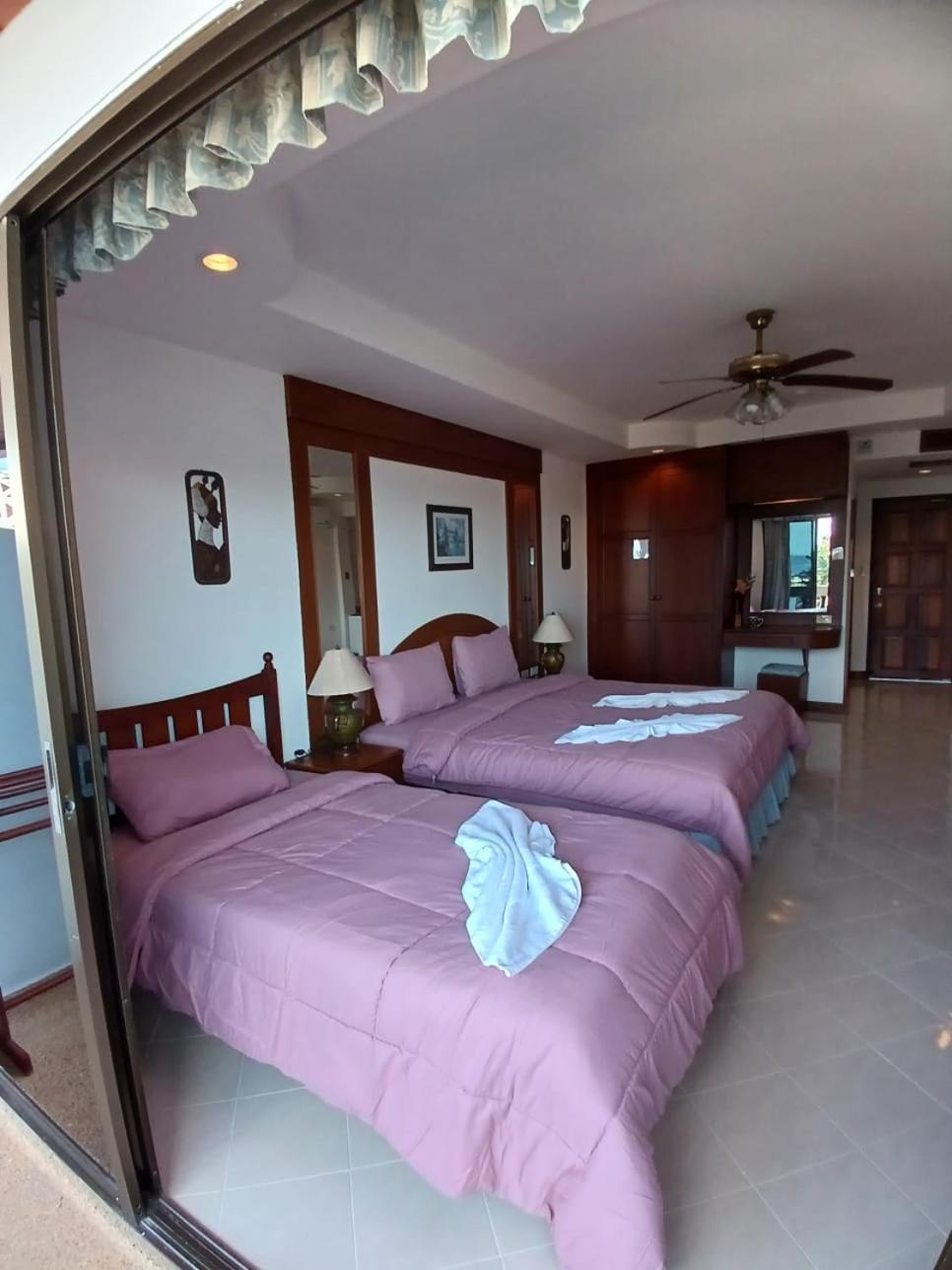Aksarai Hotel Patong Bagian luar foto