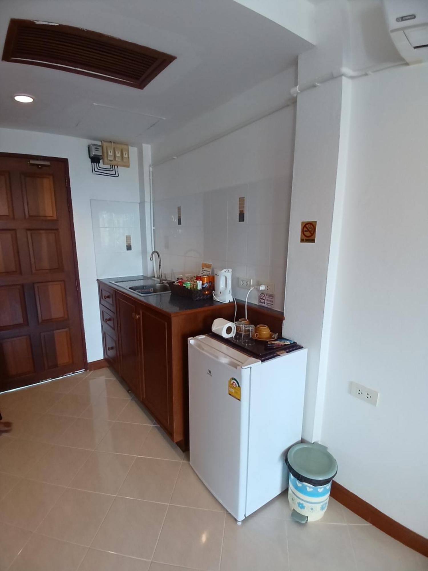 Aksarai Hotel Patong Bagian luar foto
