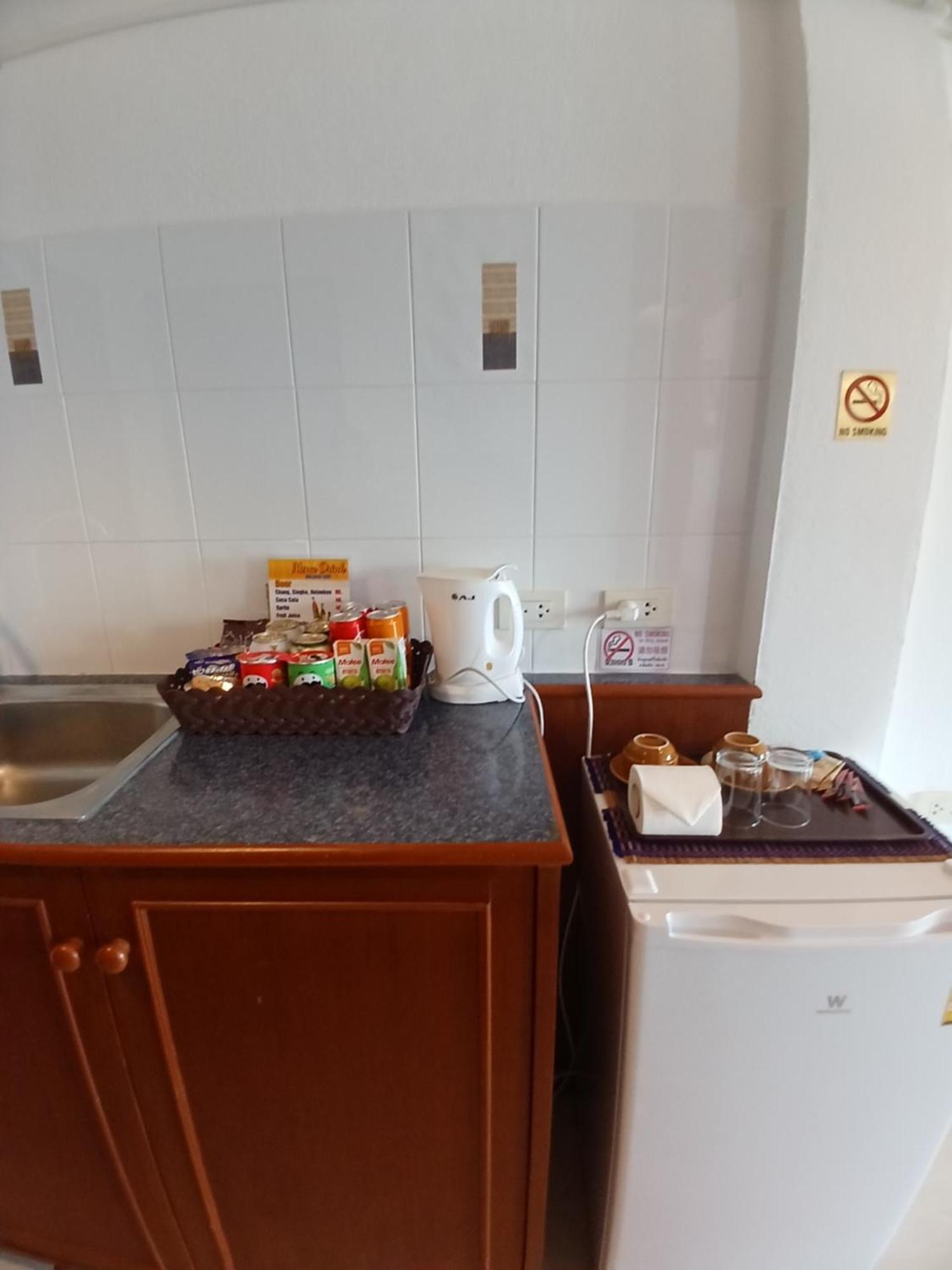 Aksarai Hotel Patong Bagian luar foto
