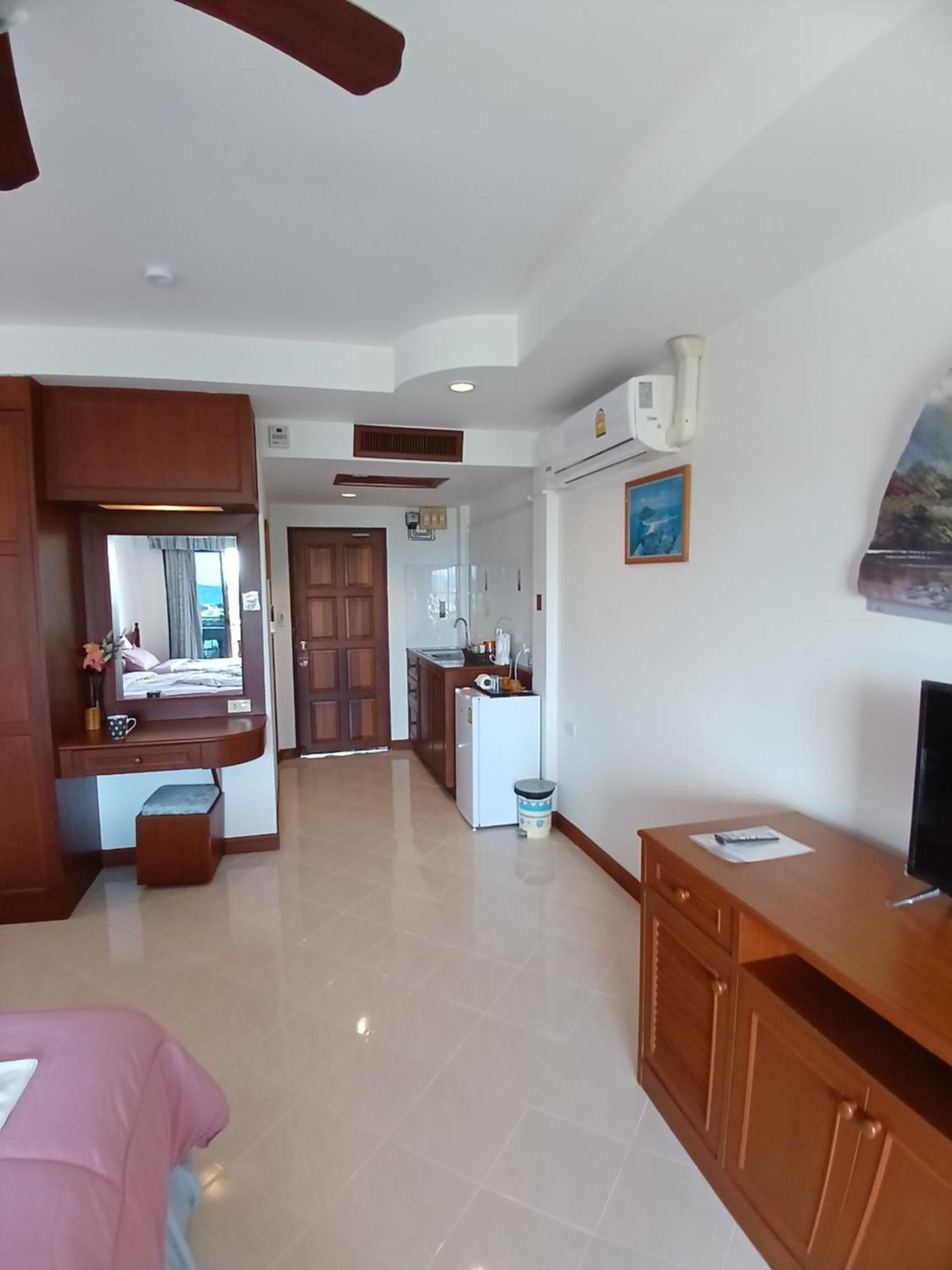 Aksarai Hotel Patong Bagian luar foto