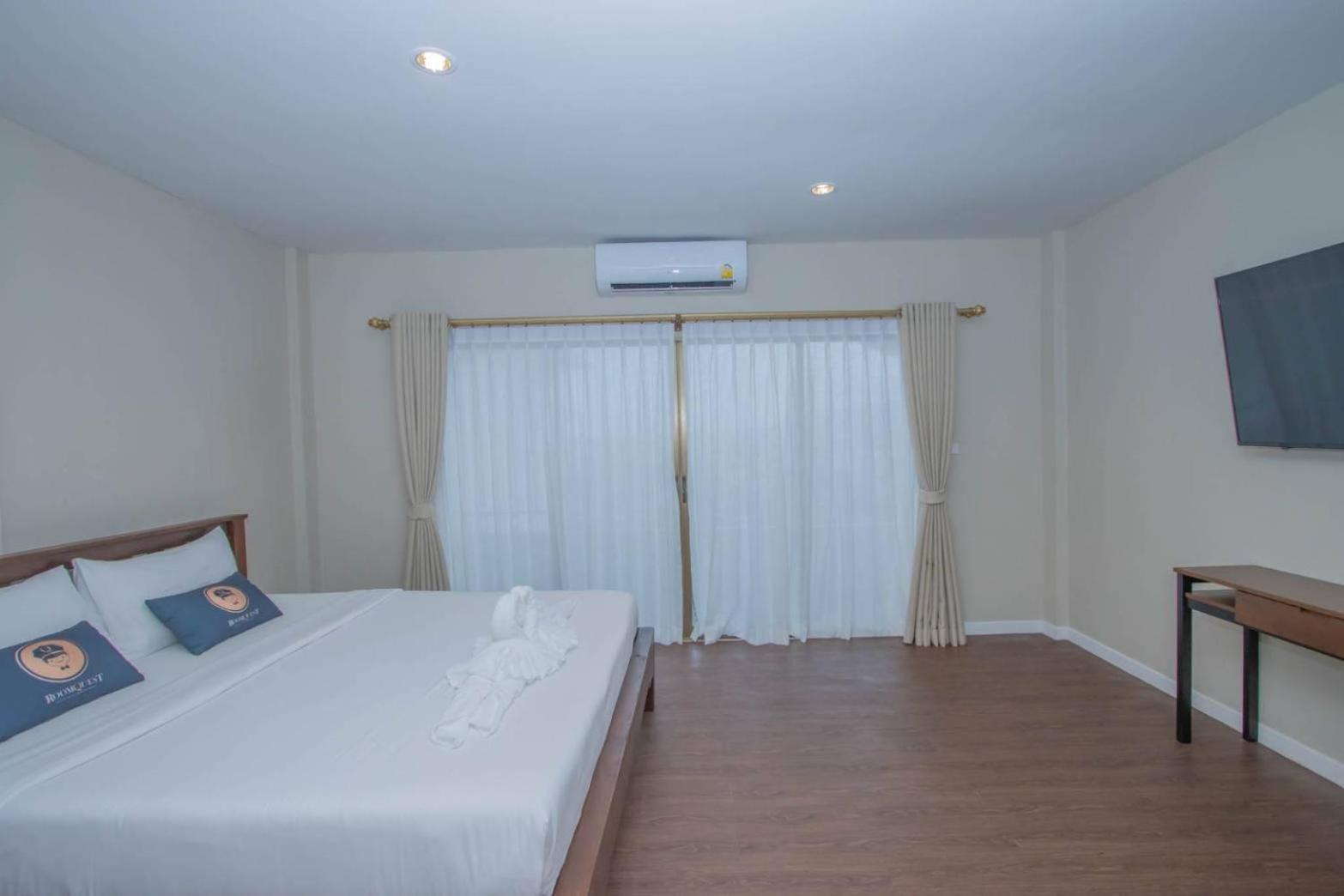 Aksarai Hotel Patong Bagian luar foto